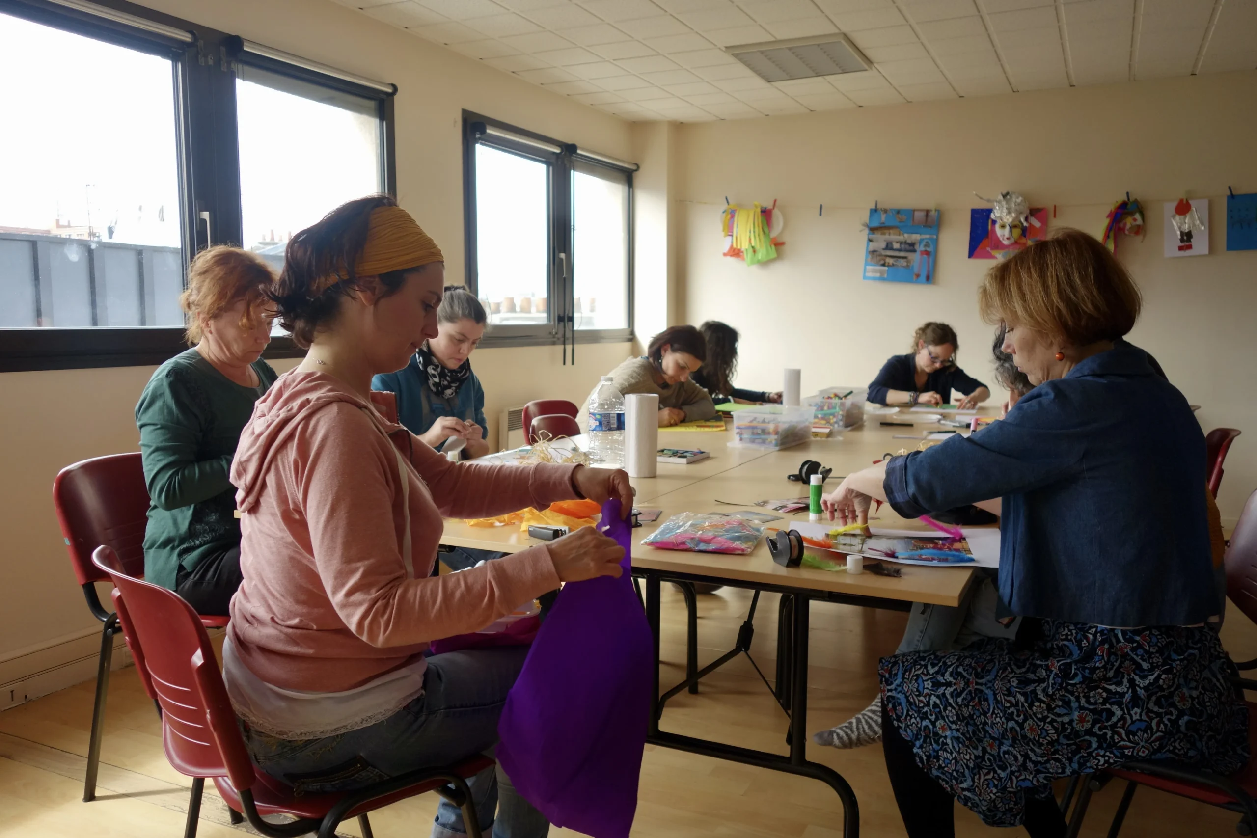 personnes en apprentissage d'art thérapie