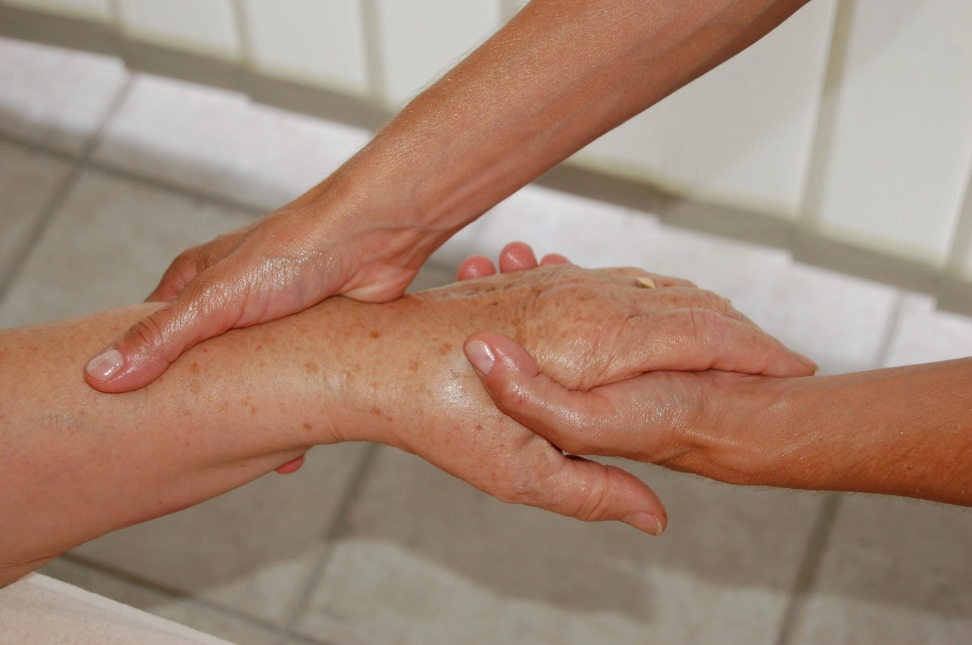 toucher relationnel personne âgée